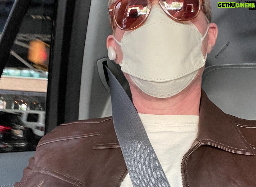 Paul Bettany Instagram - Photo dump of my new best chum @garythejacket and his travels with me to San Diego. Gary documented his first airplane flight, first night in a hotel and finally he met up for a beer with his dear friend Kevin.