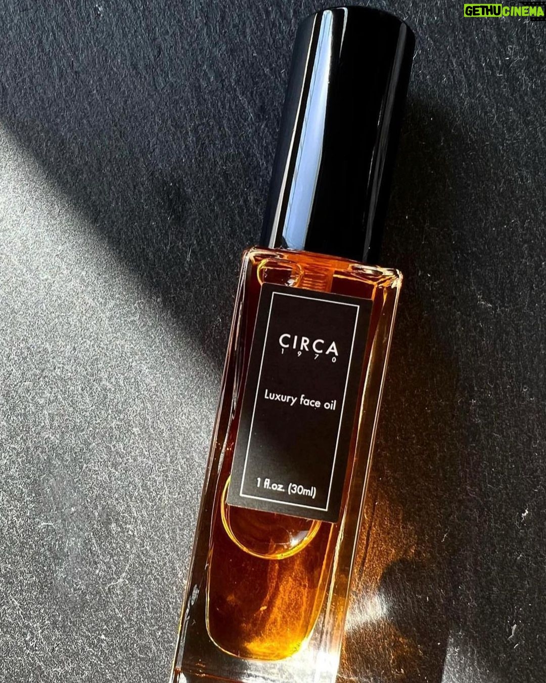 Paul Bettany - 117.7K Likes - On occasion a life in movies can take its toll on the skin and by the end of the day, well⦠it can be a horror show. But with just a few drops of @circa1970beauty a skin oil (created by my dear friends @barbaraguillaume and @akgroomer ) I look exactly as I did when I walked in to the make up truck that morning.
