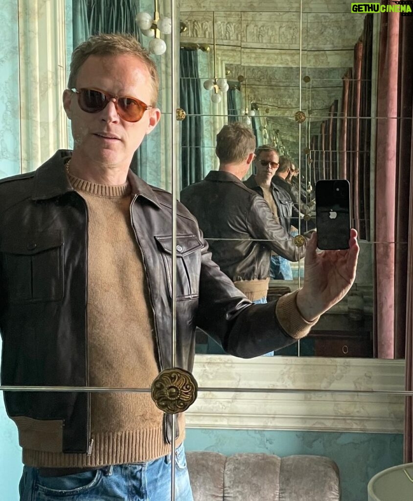 Paul Bettany Instagram - Dear @anthonyvaccarello , @ysl is forcing me to give back this perfect brown leather aviator jacket. I totally understand, you’ve all been so generous to me in the past. However, I was hoping you’d let me take him on vacation to San Diego to see my wife @jennifer.connelly premiere of #topgun2. Just so I can say goodbye to Gary (I call the jacket Gary) properly. I’ll have him back to you on Friday with tears in my eyes I promise. Ooooooh BTW - Gary has his own account- feel free to follow him @garythejacket