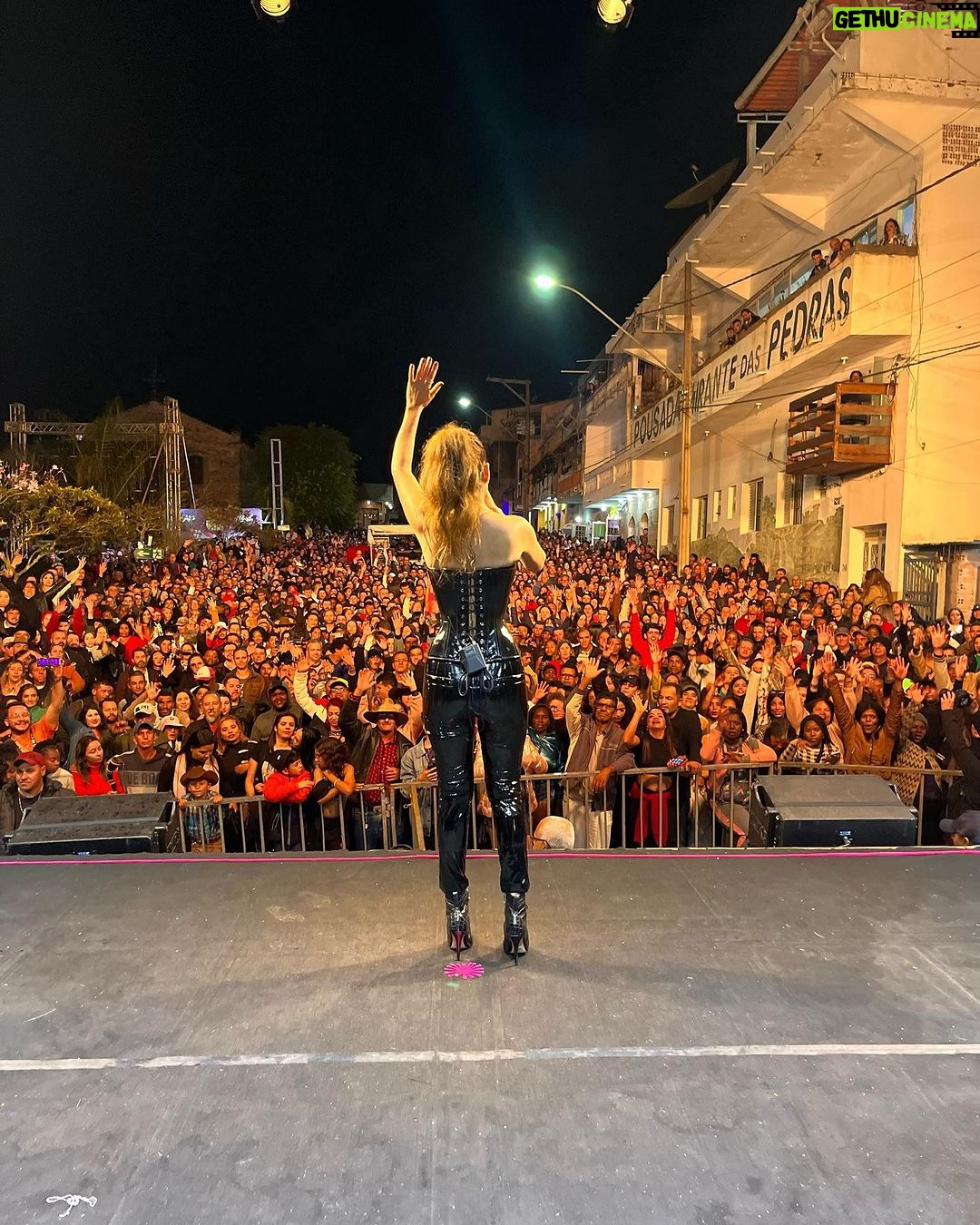Paula Fernandes Instagram - Look de ontem: mulher-gata ou saco de lixo? 😂🖤 São Tomé Das Letras, Minas Gerais, Brazil