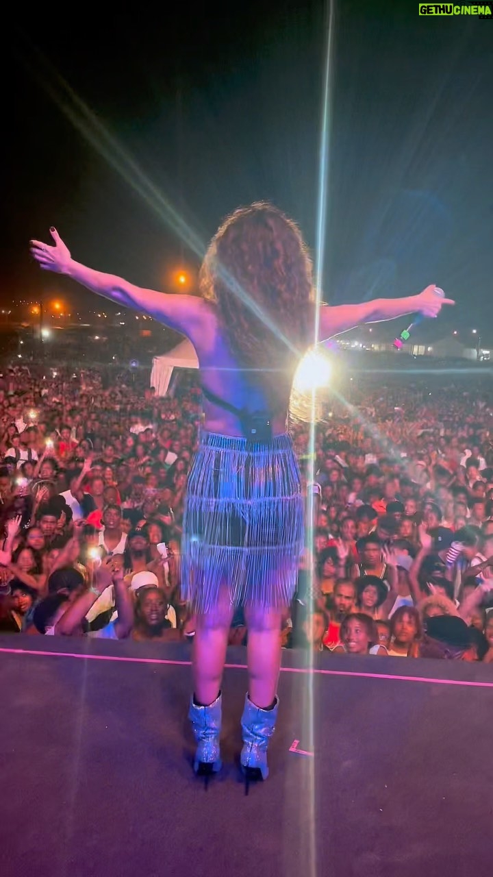 Paula Fernandes Instagram - Um mar de amores de quase 100 mil pessoas em Cabo Verde/África! ❤️ Cabo Verde, Africa