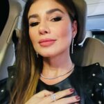 Paula Fernandes Instagram - Uma selfie a caminho do @sbtprogramadoratinho 🖤✨ É hoje! A partir das 22h15. Fiquem ligadinhos aí! 👀📺 Programa do Ratinho