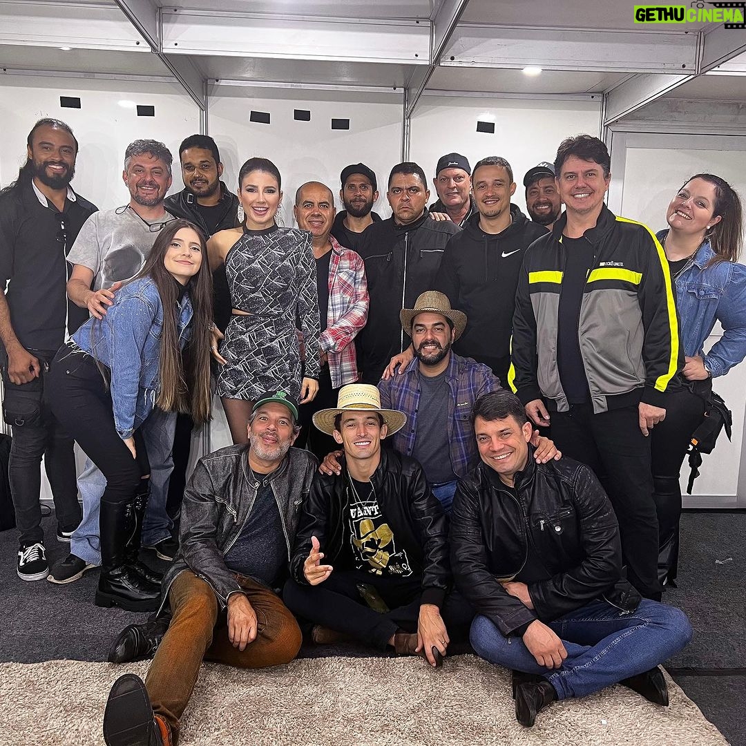 Paula Fernandes Instagram - Hoje, gostaria de dedicar um momento para expressar gratidão a minha equipe. Sei que a vida na estrada nem sempre é fácil. Significa estar longe de casa, da família e dos amigos. Mas, apesar de todas as dificuldades, vocês permanecem comprometidos e dedicados. Agradeço por terem escolhido fazer parte dessa jornada comigo, por cada esforço para tornar nossos shows especiais e inesquecíveis. Juntos, continuaremos a espalhar a música, alegria e emoção por onde passamos. #equipepaulafernandes ✈️❤️🎵🎤✨ Paula Fernandes