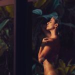 Paula Fernandes Instagram – Hoje o tbt é diferente…
Esse registro foi feito durante a gravação do clipe de “Traidor”, canção que compus relatando uma vivência minha; história real, cheia de sentimento e verdade… mas vejam… o mundo está mudando e estamos NUS com a chegada da inteligência artificial. O debate precisa ser iniciado, pois não é combater, e sim, usar ao nosso favor, com sabedoria.
Sempre fui letrista reconhecida, que preza pelo conteúdo das mensagens e hoje experimentei a plataforma Chatgpt. Gente, eu recebi, em apenas 7 segundos essa letra de música que debate o tema entre a máquina e o ser humano.
Eu estou em choque 😱 e ainda tentando assimilar a novidade.
E vocês? O que acham?

(Verso 1)
Em um mundo que avança sem parar
A inteligência artificial a nos desafiar
Máquinas brilhantes, tecnologia sem igual
Mas onde fica o coração, o amor essencial?

(Refrão)
No duelo do ser humano e a inteligência artificial
Um equilíbrio a buscar, um caminho a trilhar
Combinar a sabedoria das máquinas com o calor humano
Juntos, criando um futuro mais humano e profano

(Verso 2)
Nas linhas de código, algoritmos a calcular
Mas não há emoção, não há o que tocar
A inteligência sem a essência do sentir
É uma máquina vazia, incapaz de existir

(Refrão)
No duelo do ser humano e a inteligência artificial
Um equilíbrio a buscar, um caminho a trilhar
Combinar a sabedoria das máquinas com o calor humano
Juntos, criando um futuro mais humano e profano

(Ponte)
A tecnologia nos conecta e facilita a comunicação
Mas não podemos perder nossa humanização
Somos seres únicos, com sonhos e paixões
Não deixemos que a máquina apague nossas emoções

(Refrão)
No duelo do ser humano e a inteligência artificial
Um equilíbrio a buscar, um caminho a trilhar
Combinar a sabedoria das máquinas com o calor humano
Juntos, criando um futuro mais humano e profano

(Outro)
Que a tecnologia seja uma aliada, não uma barreira
Que saibamos valorizar a nossa humanidade inteira
No encontro entre homem e máquina, encontraremos o ideal
Um mundo onde a inteligência convive com o coração real