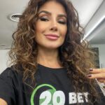 Paula Fernandes Instagram - @20betbrasil me acompanhando por onde eu for. E você? Já fez sua aposta? 💙💚