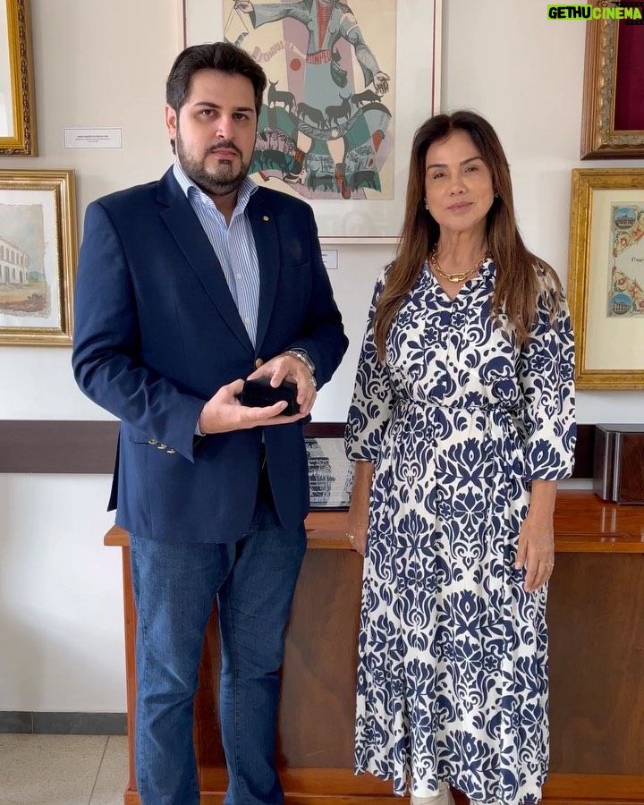 Paula Fernandes Instagram - No dia 29 de abril celebram-se os 300 anos de batismo do Padre Dr. Jorge de Abreu Castelo Branco, pai de Dona Joaquina do Pompeu, nossos ancestrais! A Medalha Comemorativa lançada na ocasião prestigia descendentes e personalidades com o intuito de preservar a memória destas ilustres figuras. E eu, como hexaneta de Dona Joaquina do Pompéu, tive a honra de ser uma das primeiras a receber a Medalha e me deixa ainda mais emocionada ter a minha mãe me representando e recebendo a honraria das mãos de Hugo de Castro Machado, curador do Museu e Presidente do Instituto Histórico e Geográfico de Pompéu. 🥇
