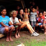 Paula Fernandes Instagram – Hoje é dia de #tbt. Aproveitar pra relembrar minha passagem pela Indonésia numa vila de gente simples e batalhadora. 

Emocionante e inesquecível! ❤️‍🩹 Indonesia