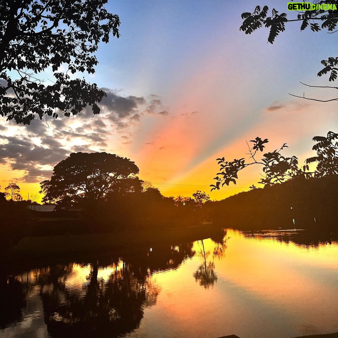 Paula Fernandes Instagram - Meu lugar 🧡☀️