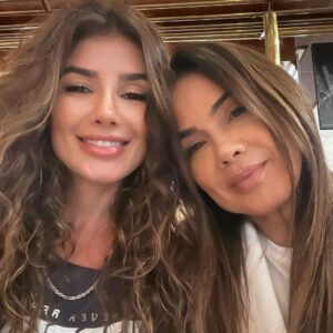 Paula Fernandes Instagram - Día de festejar a existência da melhor mãe do mundo. 
Ah mãe, se você soubesse quanto amor eu tenho pra te dar… e mesmo com tanto amor sei que jamais será o bastante para agradecer o que você me dá.
Te amo ❤️
#felizdiadasmaes