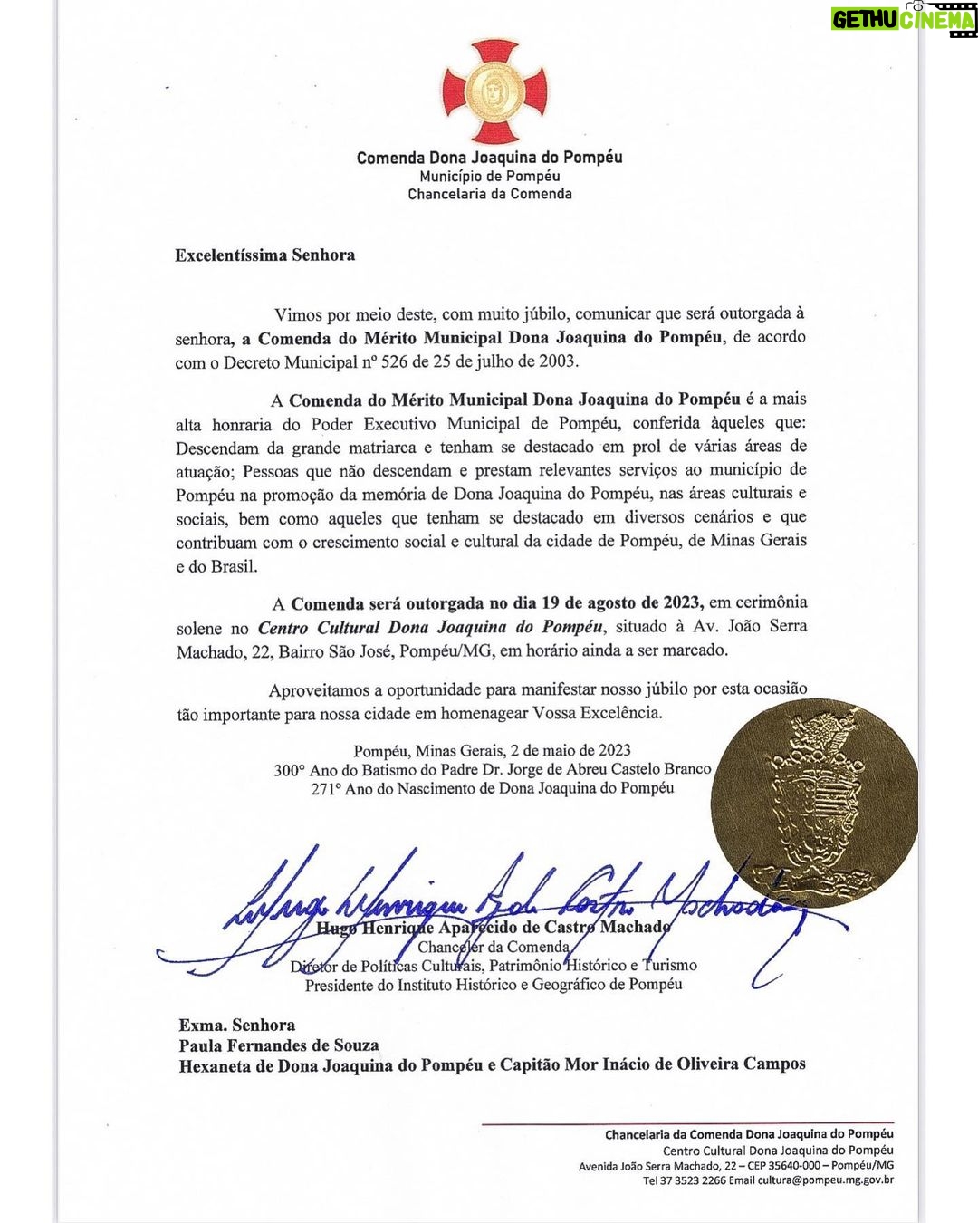 Paula Fernandes Instagram - No dia 29 de abril celebram-se os 300 anos de batismo do Padre Dr. Jorge de Abreu Castelo Branco, pai de Dona Joaquina do Pompeu, nossos ancestrais! A Medalha Comemorativa lançada na ocasião prestigia descendentes e personalidades com o intuito de preservar a memória destas ilustres figuras. E eu, como hexaneta de Dona Joaquina do Pompéu, tive a honra de ser uma das primeiras a receber a Medalha e me deixa ainda mais emocionada ter a minha mãe me representando e recebendo a honraria das mãos de Hugo de Castro Machado, curador do Museu e Presidente do Instituto Histórico e Geográfico de Pompéu. 🥇
