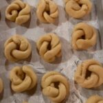 Paula Fernandes Instagram – Biscoitinho da mamãe 

Ingredientes 
2 ovos
1 xícara de açúcar
3 colheres de manteiga (coloca 30 segundos no microondas pra derreter)
1 colher de sopa de fermento
3 xícaras de farinha de trigo sem glúten