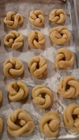 Paula Fernandes Instagram - Biscoitinho da mamãe 

Ingredientes 
2 ovos
1 xícara de açúcar
3 colheres de manteiga (coloca 30 segundos no microondas pra derreter)
1 colher de sopa de fermento
3 xícaras de farinha de trigo sem glúten