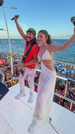 Paula Fernandes Instagram - Hoje foi dia da @paulafernandes conhecer a alegria e energia do @blocovumboraoficial no #CarnavalDeSalvador 2023! #bellmarques #paulafernandes