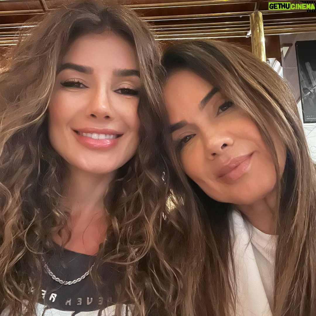 Paula Fernandes Instagram - Hoje é o dia da pessoa mais importante da minha vida. @dulcecsouza Quem me trouxe ao mundo e me ensinou todos os valores que eu carrego. O valor da simplicidade, da honestidade, dignidade, sensibilidade, reciprocidade, cumplicidade, lealdade, bondade, solidariedade… entre outros que pra mim são inegociáveis. E eu tô aqui pra dizer que você fez de mim o que sou e que tenho muito orgulho de ser sua filha. Que farei tudo que estiver ao meu alcance pra que você seja muito feliz e sempre tratada como merece. Receba através de mim todo amor que milhares de fãs, amigos e familiares tem por vc, pq você é muito especial. Desejo saúde e muitos anos de vida!!!! Te amo mãe! ❤️ De: Sua florzinha de abóbora. Meu Coração