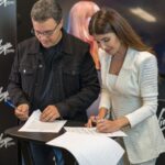 Paula Fernandes Instagram – Esta assinatura representa o começo de uma nova jornada repleta de novas possibilidades. 📝

Focada e inspirada em criar músicas que realmente tocam a alma e o coração das pessoas. 🎶

Mal posso esperar para compartilhar tudo com vocês. ❤️

📸 @agenciagoleco
