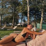 Paula Gonu Instagram - 1. las ganas que tenía de subir esta foto (perdón a los que os estoy haciendo spoiler) 2. manzanilla, cámara y marca del chaleco: mis mejores amigas de este viaje 3. cientos de mensajes así que explotan la barra de felicidad de mi personaje gracias🫶🏽 4. la coco después de los 20km no podía ni abrir los ojitos bebé 5. uno de mis momentos favoritos de todo el viaje: mi bañito a las 8h solita en gijón 6. prueba gráfica para que el médico de la rodilla de mi madre pueda echarle bronca 7. ainhoa 8. y mi casa me recibe con esta luz es que claro a quién tengo que darle las gracias?? 9. a valeria y ari por ser dos de todas las personas que ofrecisteis la ayuda que podíais para que este momento pudiese hacerse realidad 10. pienso pasarme varios días en esta cocina haciéndome cosas ricas y utilizando mucho queso de arzúa