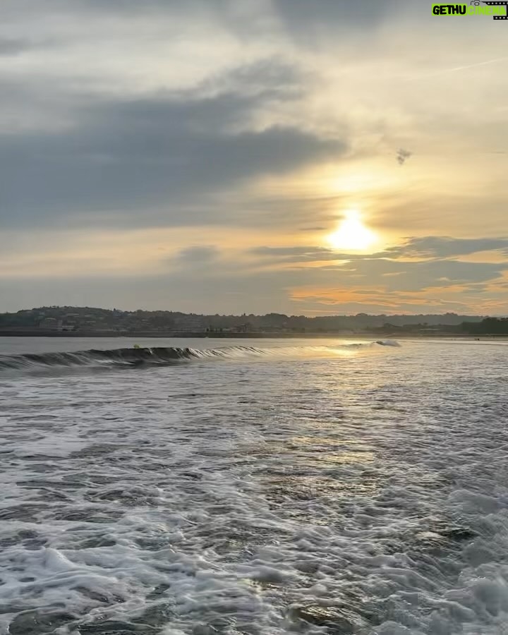 Paula Gonu Instagram - 1. las ganas que tenía de subir esta foto (perdón a los que os estoy haciendo spoiler) 2. manzanilla, cámara y marca del chaleco: mis mejores amigas de este viaje 3. cientos de mensajes así que explotan la barra de felicidad de mi personaje gracias🫶🏽 4. la coco después de los 20km no podía ni abrir los ojitos bebé 5. uno de mis momentos favoritos de todo el viaje: mi bañito a las 8h solita en gijón 6. prueba gráfica para que el médico de la rodilla de mi madre pueda echarle bronca 7. ainhoa 8. y mi casa me recibe con esta luz es que claro a quién tengo que darle las gracias?? 9. a valeria y ari por ser dos de todas las personas que ofrecisteis la ayuda que podíais para que este momento pudiese hacerse realidad 10. pienso pasarme varios días en esta cocina haciéndome cosas ricas y utilizando mucho queso de arzúa