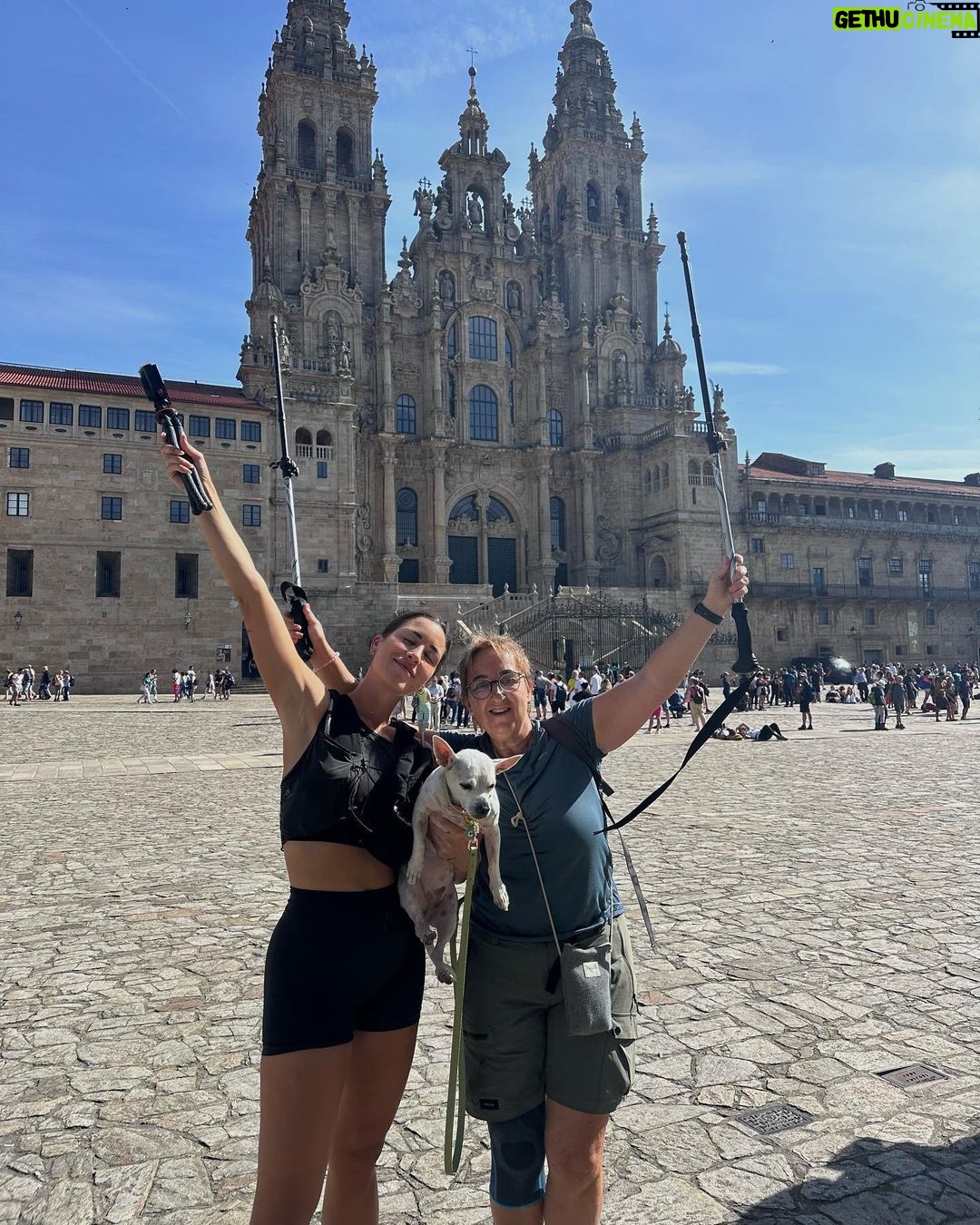 Paula Gonu Instagram - 1. las ganas que tenía de subir esta foto (perdón a los que os estoy haciendo spoiler) 2. manzanilla, cámara y marca del chaleco: mis mejores amigas de este viaje 3. cientos de mensajes así que explotan la barra de felicidad de mi personaje gracias🫶🏽 4. la coco después de los 20km no podía ni abrir los ojitos bebé 5. uno de mis momentos favoritos de todo el viaje: mi bañito a las 8h solita en gijón 6. prueba gráfica para que el médico de la rodilla de mi madre pueda echarle bronca 7. ainhoa 8. y mi casa me recibe con esta luz es que claro a quién tengo que darle las gracias?? 9. a valeria y ari por ser dos de todas las personas que ofrecisteis la ayuda que podíais para que este momento pudiese hacerse realidad 10. pienso pasarme varios días en esta cocina haciéndome cosas ricas y utilizando mucho queso de arzúa