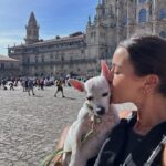 Paula Gonu Instagram – 1. las ganas que tenía de subir esta foto (perdón a los que os estoy haciendo spoiler)
2. manzanilla, cámara y marca del chaleco: mis mejores amigas de este viaje
3. cientos de mensajes así que explotan la barra de felicidad de mi personaje gracias🫶🏽
4. la coco después de los 20km no podía ni abrir los ojitos bebé
5. uno de mis momentos favoritos de todo el viaje: mi bañito a las 8h solita en gijón
6. prueba gráfica para que el médico de la rodilla de mi madre pueda echarle bronca
7. ainhoa
8. y mi casa me recibe con esta luz es que claro a quién tengo que darle las gracias??
9. a valeria y ari por ser dos de todas las personas que ofrecisteis la ayuda que podíais para que este momento pudiese hacerse realidad
10. pienso pasarme varios días en esta cocina haciéndome cosas ricas y utilizando mucho queso de arzúa