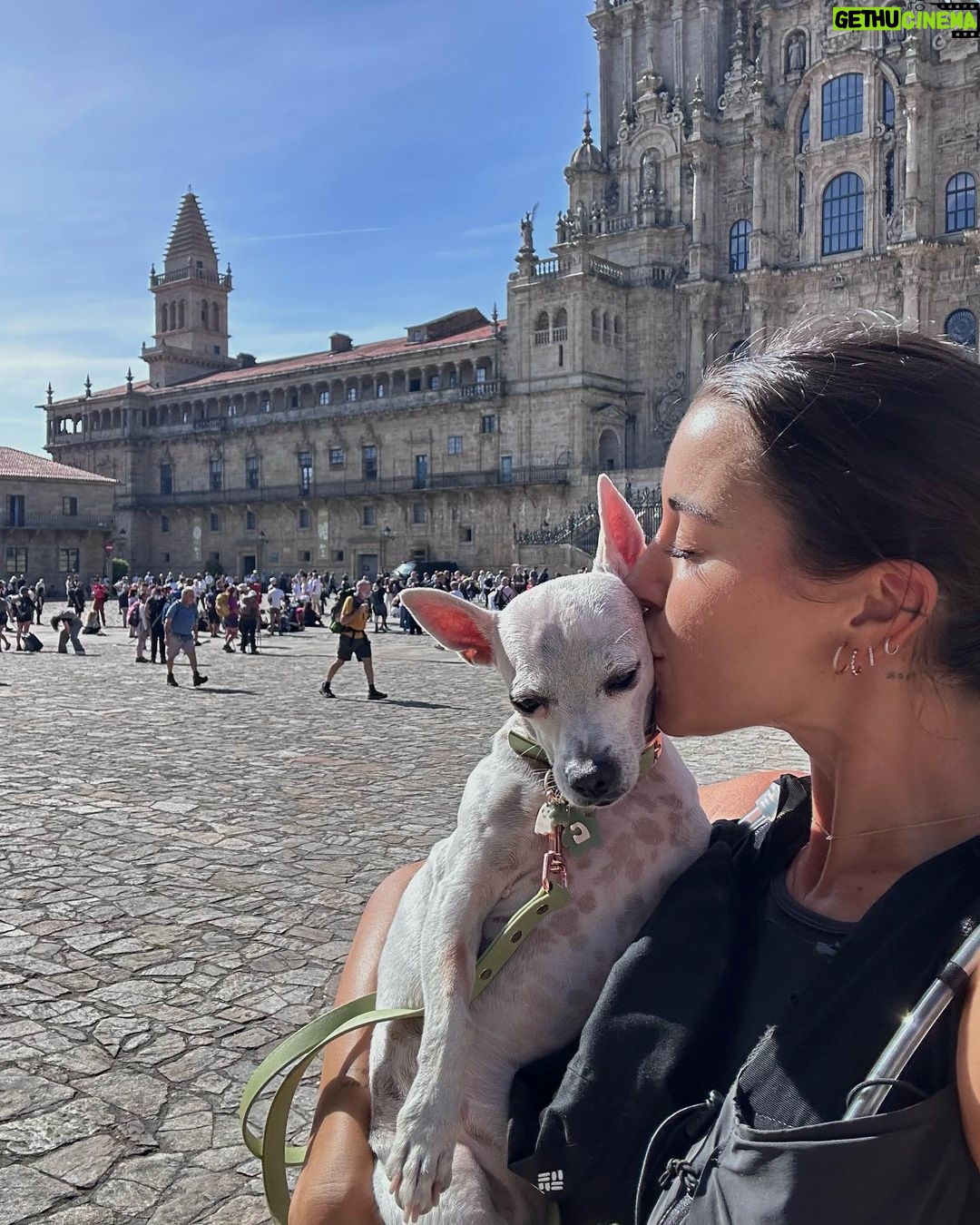 Paula Gonu Instagram - 1. las ganas que tenía de subir esta foto (perdón a los que os estoy haciendo spoiler) 2. manzanilla, cámara y marca del chaleco: mis mejores amigas de este viaje 3. cientos de mensajes así que explotan la barra de felicidad de mi personaje gracias🫶🏽 4. la coco después de los 20km no podía ni abrir los ojitos bebé 5. uno de mis momentos favoritos de todo el viaje: mi bañito a las 8h solita en gijón 6. prueba gráfica para que el médico de la rodilla de mi madre pueda echarle bronca 7. ainhoa 8. y mi casa me recibe con esta luz es que claro a quién tengo que darle las gracias?? 9. a valeria y ari por ser dos de todas las personas que ofrecisteis la ayuda que podíais para que este momento pudiese hacerse realidad 10. pienso pasarme varios días en esta cocina haciéndome cosas ricas y utilizando mucho queso de arzúa