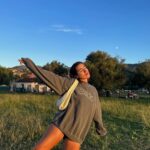 Paula Gonu Instagram - 1. una siesta en la playa de portizuelo en asturias 2. un atardecer en la isla antes de comerme un helado sandwich 3. un cachopo de cecina y queso de cabra mientras os edito alguna etapa en ballota 4. se me están quedan pequeños los sets de deporte de lo que me estoy zampando el norte y qué 5. decidme el nombre de esta playa🙏🏽 6. hecha polvo yendo a cenar con la sudadera manchada de aceite 7. post bañito en gijón a las 8h antes de empezar a caminar 8. estoy sensible con el tema 9. luarca me enamoró 10. dos gatillos asturianos