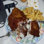 Paula Gonu Instagram - 1. una siesta en la playa de portizuelo en asturias 2. un atardecer en la isla antes de comerme un helado sandwich 3. un cachopo de cecina y queso de cabra mientras os edito alguna etapa en ballota 4. se me están quedan pequeños los sets de deporte de lo que me estoy zampando el norte y qué 5. decidme el nombre de esta playa🙏🏽 6. hecha polvo yendo a cenar con la sudadera manchada de aceite 7. post bañito en gijón a las 8h antes de empezar a caminar 8. estoy sensible con el tema 9. luarca me enamoró 10. dos gatillos asturianos