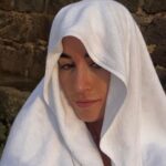 Paula Gonu Instagram - 1. una siesta en la playa de portizuelo en asturias 2. un atardecer en la isla antes de comerme un helado sandwich 3. un cachopo de cecina y queso de cabra mientras os edito alguna etapa en ballota 4. se me están quedan pequeños los sets de deporte de lo que me estoy zampando el norte y qué 5. decidme el nombre de esta playa🙏🏽 6. hecha polvo yendo a cenar con la sudadera manchada de aceite 7. post bañito en gijón a las 8h antes de empezar a caminar 8. estoy sensible con el tema 9. luarca me enamoró 10. dos gatillos asturianos