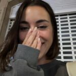 Paula Gonu Instagram - estoy subiendo todo a youtube pero pa que tengáis resumen: 1. por fin dejo de estar sola en el camino 2. coñita 3. mi rodilla “buena” esta súper tiesa y os recomiendo este libro que me estoy leyendo por segunda vez 4. portugalete y los chicos de recepción del hotel puente colgante me han gustado muchísimo 5. no sabéis qué feliz me pone leer todos vuestros mensajes, hacéis que esté menos sola que nunca en esta experiencia increíble 6. el tiempo de la rodillera HA LLEGADO :( 7. lo feliz que me pone ver las bambas llenas de mierd4 <3 8. momento en el que me enteré en bilbao de que una amiga se casa 9. la posada de güemes ha sido un oasis, ni siquiera creo que me lo merezca 10. y cantabria… no sé ni qué decir, que me quiero mudar?? sí