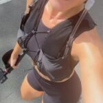 Paula Gonu Instagram - camino de santiago 1 1. con mi hermano llegando a Irún 2. la cenita que nos hizo mi tía lourdes al llegar 3. a punto de salir por la puerta pa comerme mi primera etapa hasta san sebastián 4. las bajadas me hacían feliz (ahora no tanto) 5. la tercera etapa la hice con mi hermano 6. llevo un total de 6 ampollas y ya me sé la de la vaselina 7. todas las personas que me estáis dando ánimos cuando me veis >>> 8. primera visita a la lavandería porque media maleta olía regular 9. me morí con esas vacas y luego seguramente mueran ellas 10. la primera señal con la cuenta atrás hasta santiago… seguiremos informando🫶🏽