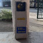 Paula Gonu Instagram - camino de santiago 1 1. con mi hermano llegando a Irún 2. la cenita que nos hizo mi tía lourdes al llegar 3. a punto de salir por la puerta pa comerme mi primera etapa hasta san sebastián 4. las bajadas me hacían feliz (ahora no tanto) 5. la tercera etapa la hice con mi hermano 6. llevo un total de 6 ampollas y ya me sé la de la vaselina 7. todas las personas que me estáis dando ánimos cuando me veis >>> 8. primera visita a la lavandería porque media maleta olía regular 9. me morí con esas vacas y luego seguramente mueran ellas 10. la primera señal con la cuenta atrás hasta santiago… seguiremos informando🫶🏽