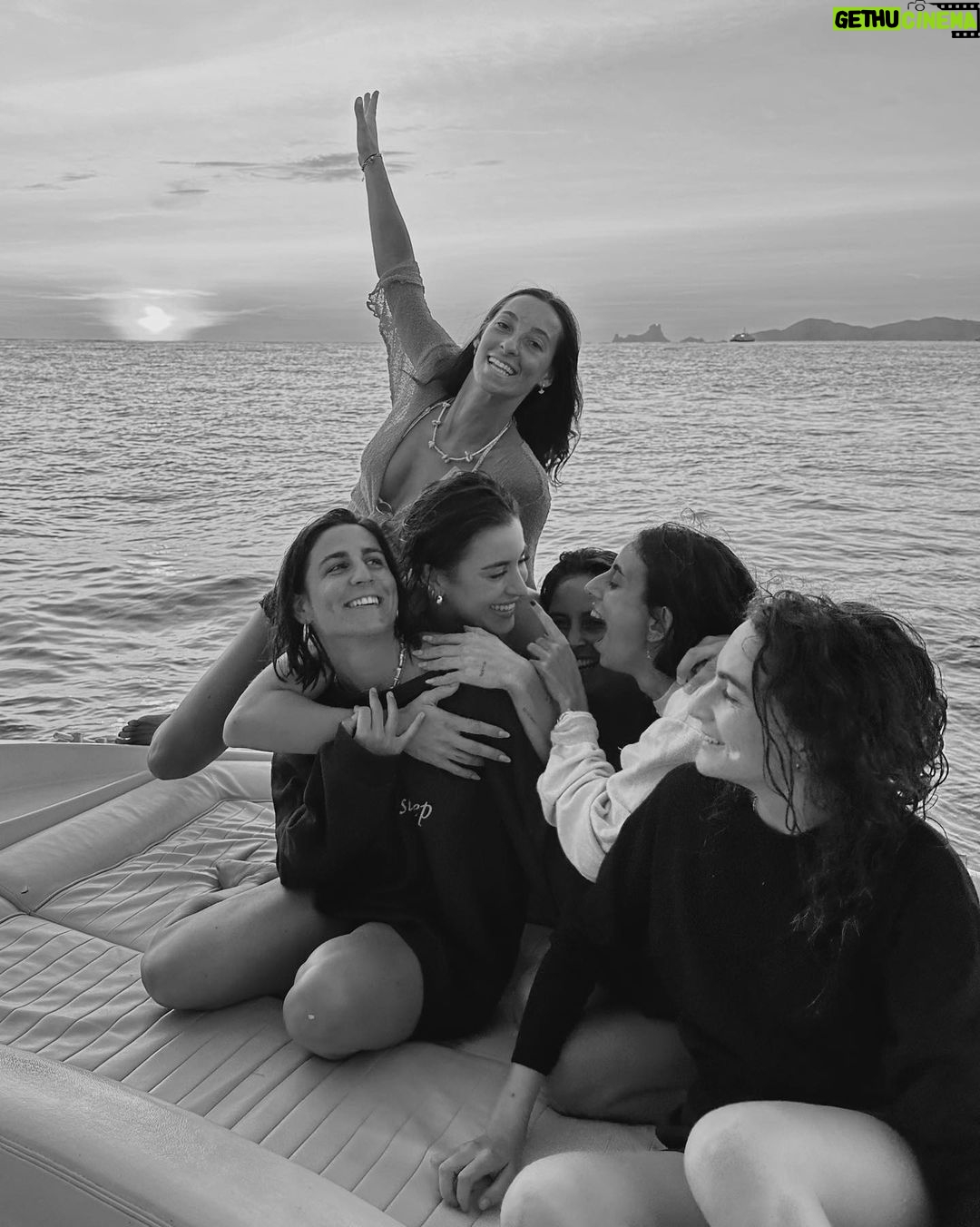 Paula Gonu Instagram - 1. esta semana al año con mis amigas es sagrada 2. no soy tan pesada pidiéndoles fotos cómo os pensáis 3. pero sí lo soy haciendo el imbécil 24/7 4. igual que ellas porque somos tontísimas 5. y nos gusta así 6. tontas yendo a cenar 7. y tontas volviendo de comer 8. muy tontas 9. pero mucho 10. y todas de acuerdo en este debate juntas desde hace más de 20 años y espero que para siempre, os quiero niñas🫶🏽 (falta Laia en las fotos porque estuvo malita muchos días)