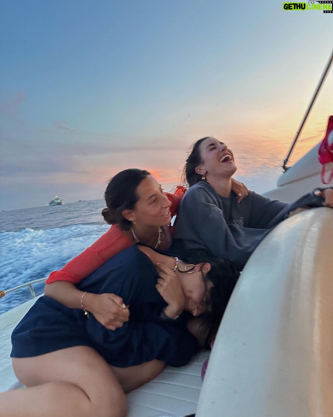 Paula Gonu Instagram - 1. esta semana al año con mis amigas es sagrada 2. no soy tan pesada pidiéndoles fotos cómo os pensáis 3. pero sí lo soy haciendo el imbécil 24/7 4. igual que ellas porque somos tontísimas 5. y nos gusta así 6. tontas yendo a cenar 7. y tontas volviendo de comer 8. muy tontas 9. pero mucho 10. y todas de acuerdo en este debate juntas desde hace más de 20 años y espero que para siempre, os quiero niñas🫶🏽 (falta Laia en las fotos porque estuvo malita muchos días)