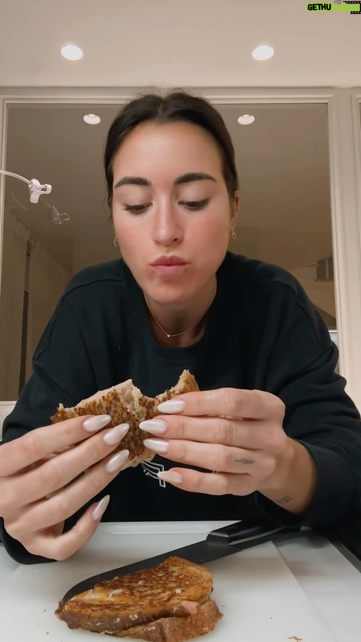 Paula Gonu Instagram - bikini vegetarianooo porque el jamón no es jamón pero sabe a jamón, el queso sí es queso y mucho y me lo trajo alguien de huesca pero no recuerdo quién