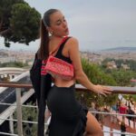 Paula Gonu Instagram – 1. así fui vestida al final a la #VerbenaZalando de @zalando nos gusta??
2. horas después de este vídeo ya no puedo hacerme esa coleta🤸🏽‍♂️
3. mi segunda verbena con Zalando y cada vez se superan más
4. maquilladita y peinadita ready gracias a @danielfortana 
5. la sorpresa de la noche
6. mi bolso favorito desde ayer
7. las vistas de Barcelona🥹
8. no me hizo falta la sudadera y la tuve que ir dejando por todas partes casi la pierdo
9. cotilleando los looks de la gente desde arriba
10. no la perdí