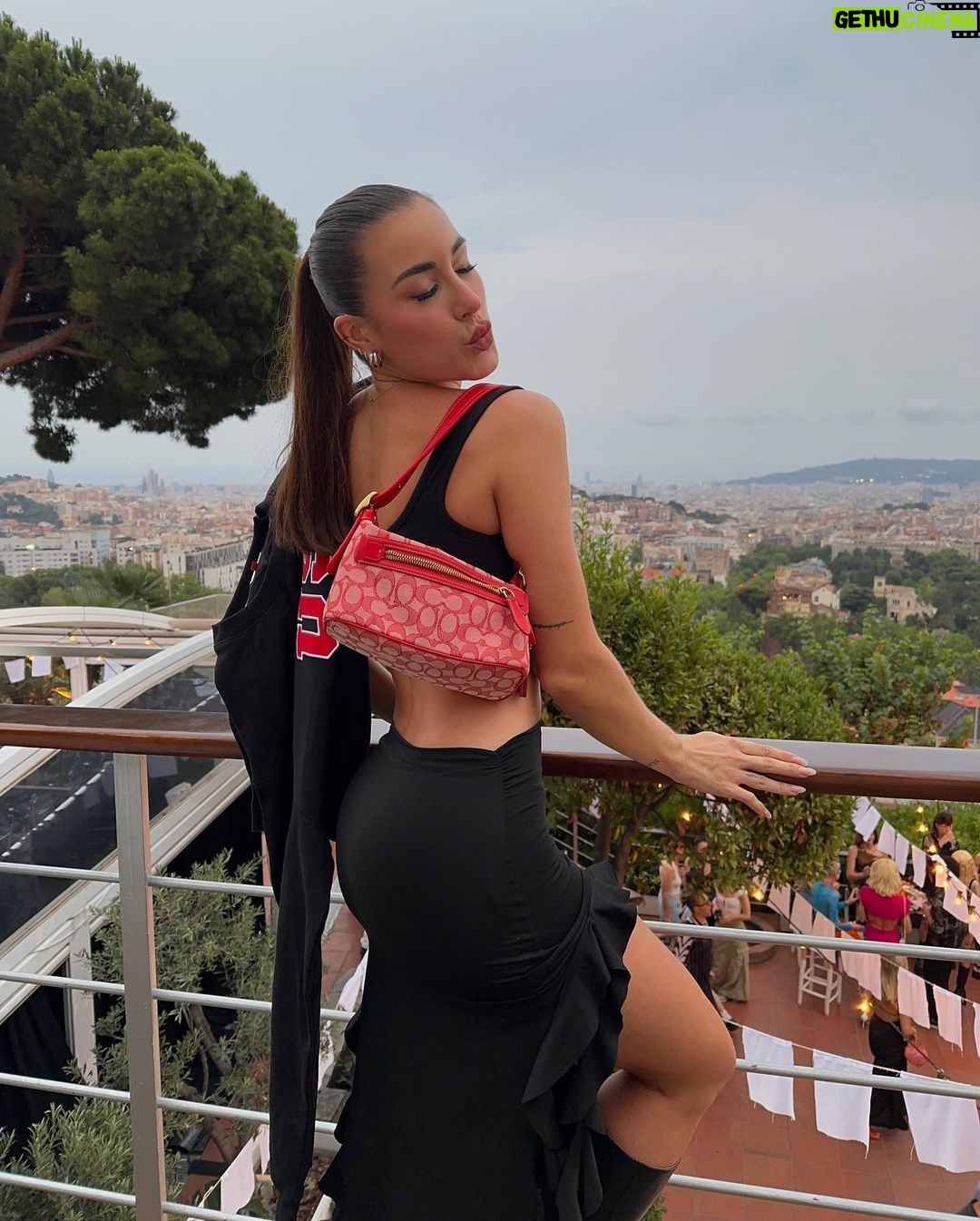 Paula Gonu Instagram - 1. así fui vestida al final a la #VerbenaZalando de @zalando nos gusta?? 2. horas después de este vídeo ya no puedo hacerme esa coleta🤸🏽♂️ 3. mi segunda verbena con Zalando y cada vez se superan más 4. maquilladita y peinadita ready gracias a @danielfortana 5. la sorpresa de la noche 6. mi bolso favorito desde ayer 7. las vistas de Barcelona🥹 8. no me hizo falta la sudadera y la tuve que ir dejando por todas partes casi la pierdo 9. cotilleando los looks de la gente desde arriba 10. no la perdí