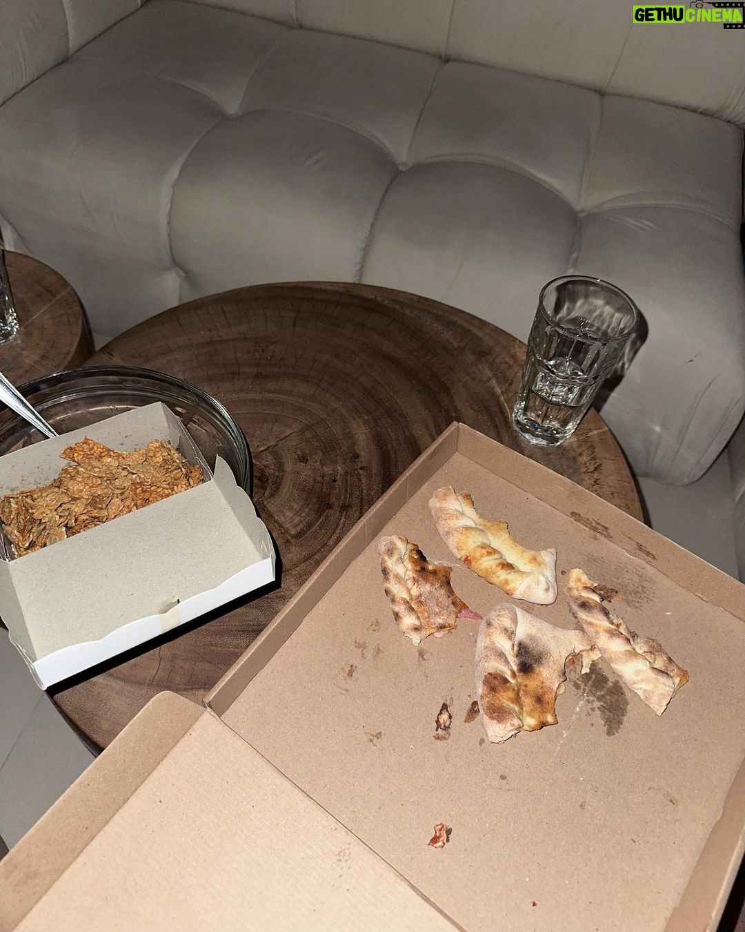 Paula Gonu Instagram - cuál os comeríais ahora mismo?? 1. calzone de jamón y champiñones con mucho queso 2. pan congelado anteriormente y chamuscado en el horno en un intento de tostarlo 3. palomitas de bolsa 4. alcaparras gordas y picantitas 5. humus, pan masa madre, ensalada queso de cabra y boniato frito con salsa (y una cocscola y unas lays gourmet) 6. poke de salmón con un poco de todo y salsa picante 7. ensalada rica de menú y unas coquinas con una cocacola y pan 8. sepia a la plancha con quito y perejil y una manzanilla 9. Crema de verduras, 1L de agua y piña 10. tagliatelle con salsa de tomate, Heura, espinacas y queso de cabra