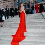 Paula Gonu Instagram - 1. otra más para apreciar la cola del vestido 2. al llegar a casa a las 2am pre chequito 3. 20min después de la 2 post chequito 4. la primera vez que vi un ascensor de servicio fue en casa de mi amiga maría y lo vi rarísimo, no deja de llamarme la atención 5. asomándome a ver cuánto le quedaba al sol pa esconderse 6. la sombra de mi madre haciendo la foto🥹🫶🏽 7. el look de ayer con el vestido de @blumarine y los zapatos de @lesilla 8. empieza la temporada del año donde brillo de sudor 9. gnocchi de patata y crema de ibéricos con langostino (hoy saldrá de mi interior pero habrá dejado huella😔) 10. = 2