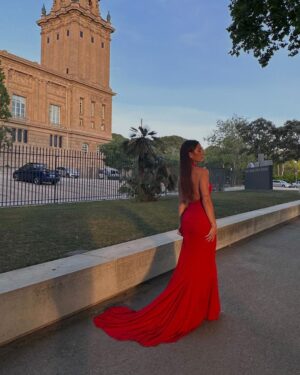 Paula Gonu Instagram - 1. mi madre haciéndome fotos antes de entrar
2. aprovechando los últimos rayos de luz
3. la coquins usando la cola del vestido como cama y os he hecho caso, llevo los de la izquierda 
4. en el ascensor con la mami🫶🏽
5. mi cena de ayer porque no tenía nada más pero qué rica la hamburguesa de @heurafoods.es y los brocolinsssss
6. el vestido colgao de las cortinas porque no tengo plancha en casa
7. sin más el otro día antes de la queens
8 y 9. fotos de la mama 
10. a mí tb🥹🫶🏽