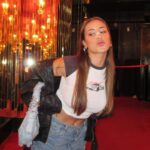 Paula Gonu Instagram - 1. el otro día en madrid después de que un amigo me insultase durante 1 hora 2. el amigo del que hablo en el punto 1 3. el amigo del que hablo en el punto 2 4. vivo un poco en el ave y con arándanos me y ordenador me aburro menos 5. el publicó que se reía mientras sucedía el punto 1 6. con una de mis creadoras de contenido favoritas en uno de mis restaurantes favoritos 7. entrevistan a un señor que vende pollos en una feria de pollos y resulta que el señor se ríe como un pollo (y los pollos le responden) es un vídeo que hay que ver y ya está 8. mis rosas de ayer por st jordi🤸🏽‍♂️ 9. mi ser vivo favorito 10. camiseta que me compré el otro día h repetiré mucho