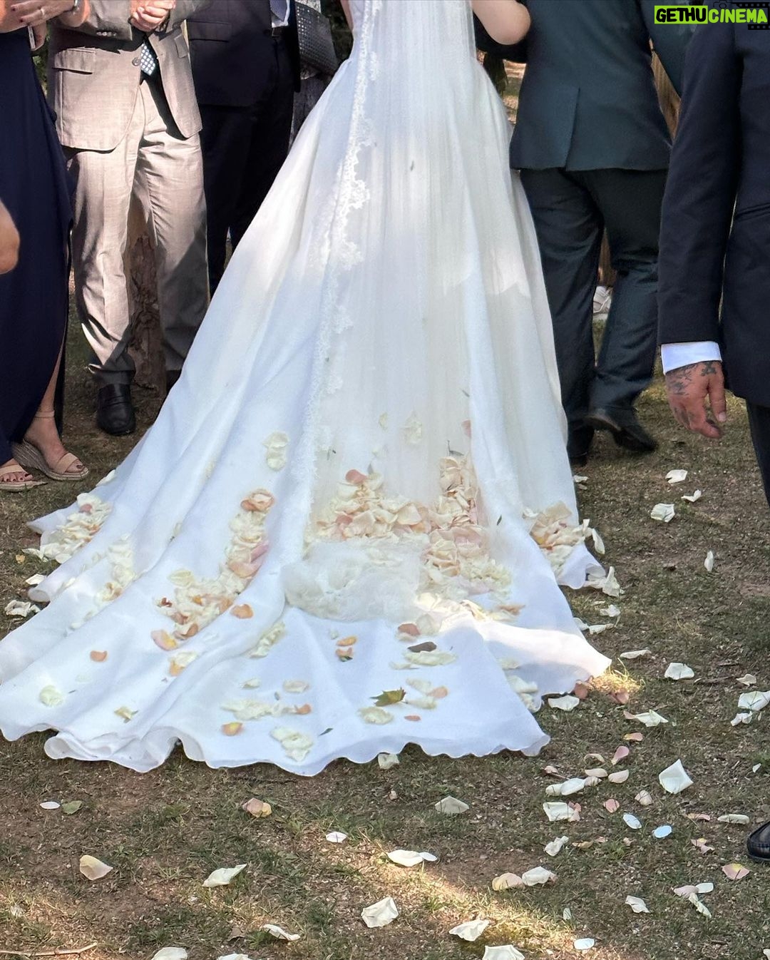 Paula Gonu Instagram - 1. llegando a la boda de mi amigo del cole uri 2. vestido rescatado a última hora en asos funcionando 10/10 3. ya no describo más, me hice un tatu en el pie, amortízalos el fotomatón y alguien me dio un golpe en el pie por lo que supongo que mañana iré al médico, por cierto de parte de sofi la novia: le ayudó con la boda su amiga @elgallineroevents y cómo me lo pasé tan bien os lo dejo por aquí🫶🏽