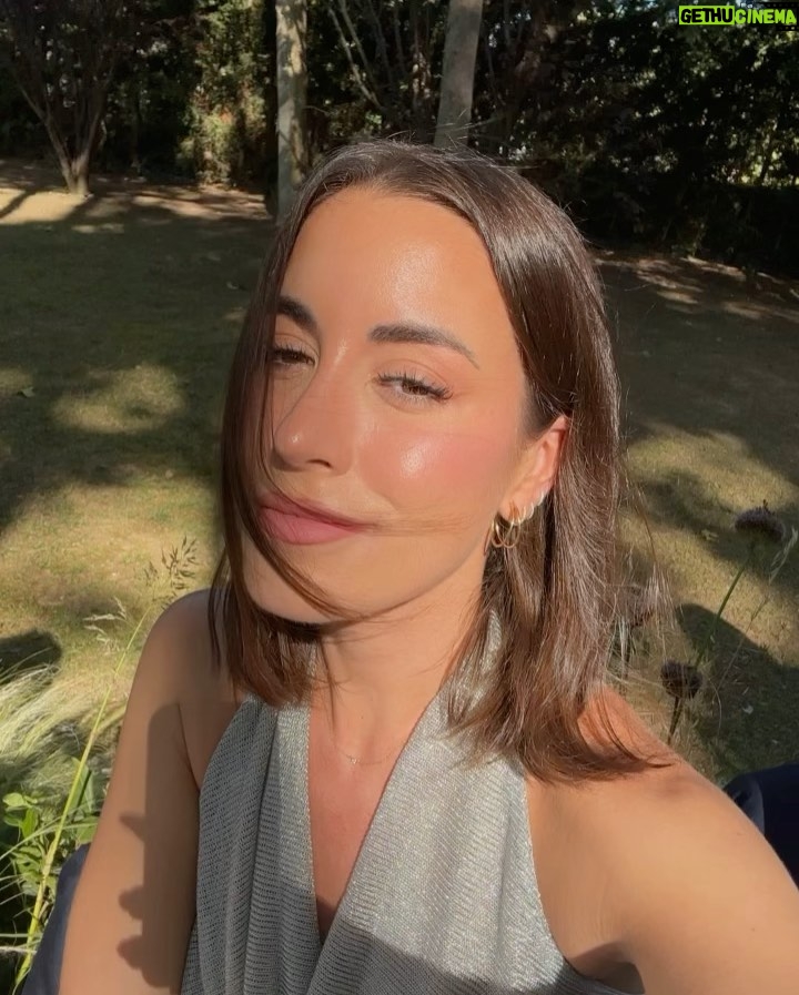 Paula Gonu Instagram - 1. llegando a la boda de mi amigo del cole uri 2. vestido rescatado a última hora en asos funcionando 10/10 3. ya no describo más, me hice un tatu en el pie, amortízalos el fotomatón y alguien me dio un golpe en el pie por lo que supongo que mañana iré al médico, por cierto de parte de sofi la novia: le ayudó con la boda su amiga @elgallineroevents y cómo me lo pasé tan bien os lo dejo por aquí🫶🏽
