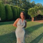 Paula Gonu Instagram – 1. llegando a la boda de mi amigo del cole uri
2. vestido rescatado a última hora en asos funcionando 10/10
3. ya no describo más, me hice un tatu en el pie, amortízalos el fotomatón y alguien me dio un golpe en el pie por lo que supongo que mañana iré al médico, por cierto de parte de sofi la novia: le ayudó con la boda su amiga @elgallineroevents y cómo me lo pasé tan bien os lo dejo por aquí🫶🏽