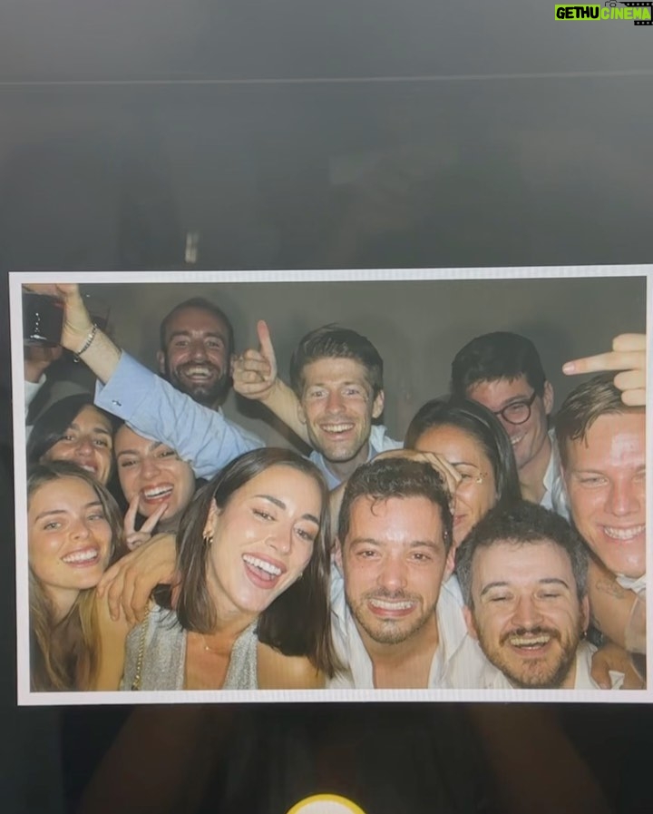 Paula Gonu Instagram - 1. llegando a la boda de mi amigo del cole uri 2. vestido rescatado a última hora en asos funcionando 10/10 3. ya no describo más, me hice un tatu en el pie, amortízalos el fotomatón y alguien me dio un golpe en el pie por lo que supongo que mañana iré al médico, por cierto de parte de sofi la novia: le ayudó con la boda su amiga @elgallineroevents y cómo me lo pasé tan bien os lo dejo por aquí🫶🏽