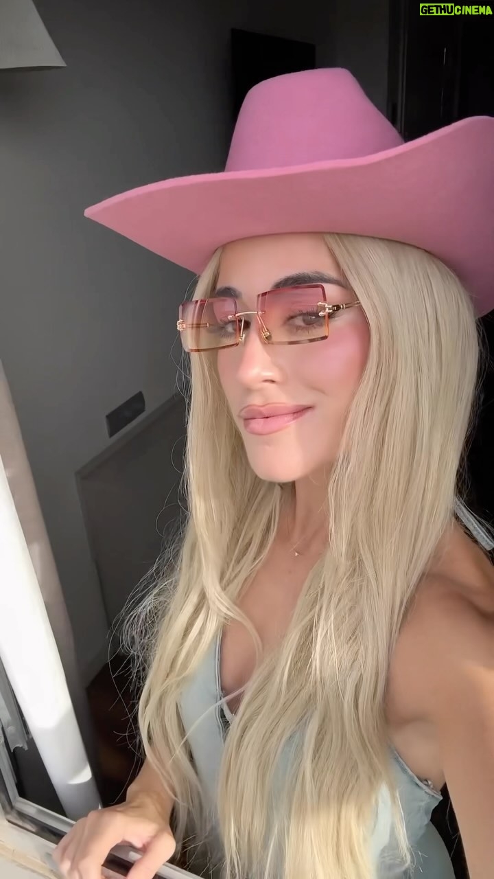 Paula Gonu Instagram - nos gusta la versión barbie del personaje?? suuu la mejor valenciana con las brochas @anapaolamend y peluca de @famewigs