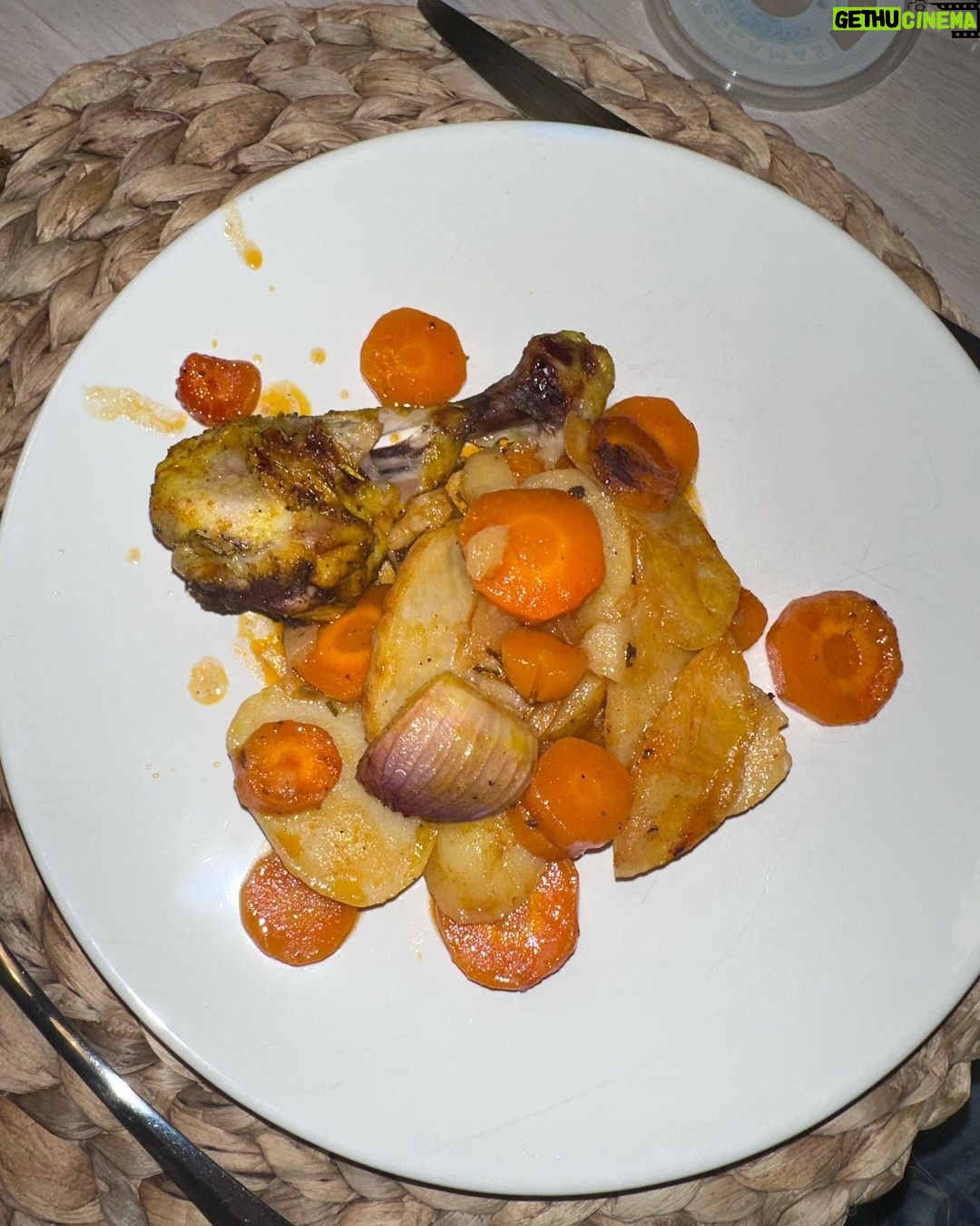 Paula Gonu Instagram - cuál te comerías ahora?? 1. nigiri de salmón flambeado con salsa picante 2. ensalada con pollo del burger king 3. desayuno con tus amigas de toda la vida 4. pollo con patatas al horno 5. noodles con furikake viendo succession🥹 6. ensalada de brotes verdes con burrata 7. hamburguesa casera con bagel en casita 8. platillos coreanos 9. tapas de baretillo en Madrid con tu madre y sus amigas 10. corazones de alcachofa al horno