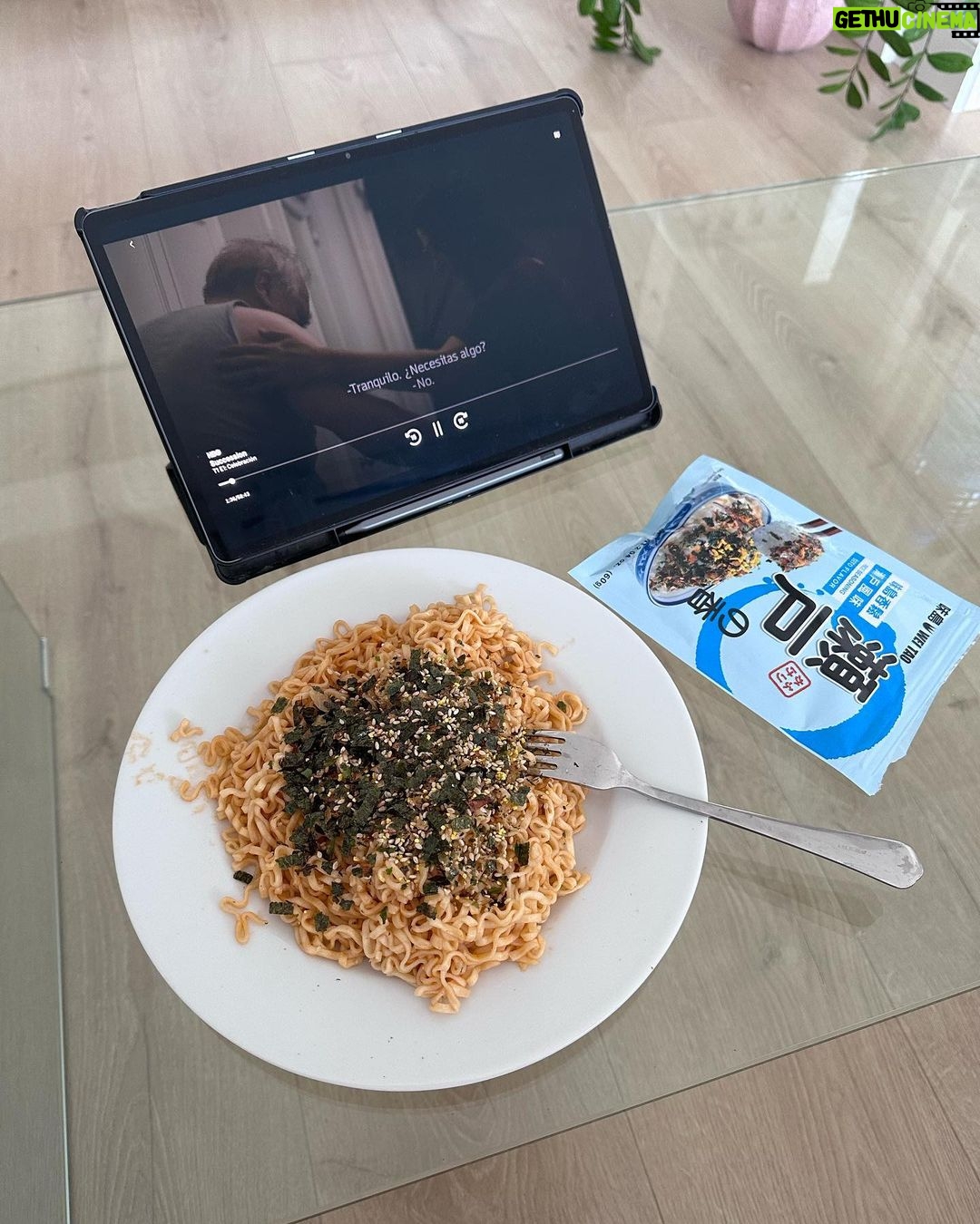 Paula Gonu Instagram - cuál te comerías ahora?? 1. nigiri de salmón flambeado con salsa picante 2. ensalada con pollo del burger king 3. desayuno con tus amigas de toda la vida 4. pollo con patatas al horno 5. noodles con furikake viendo succession🥹 6. ensalada de brotes verdes con burrata 7. hamburguesa casera con bagel en casita 8. platillos coreanos 9. tapas de baretillo en Madrid con tu madre y sus amigas 10. corazones de alcachofa al horno