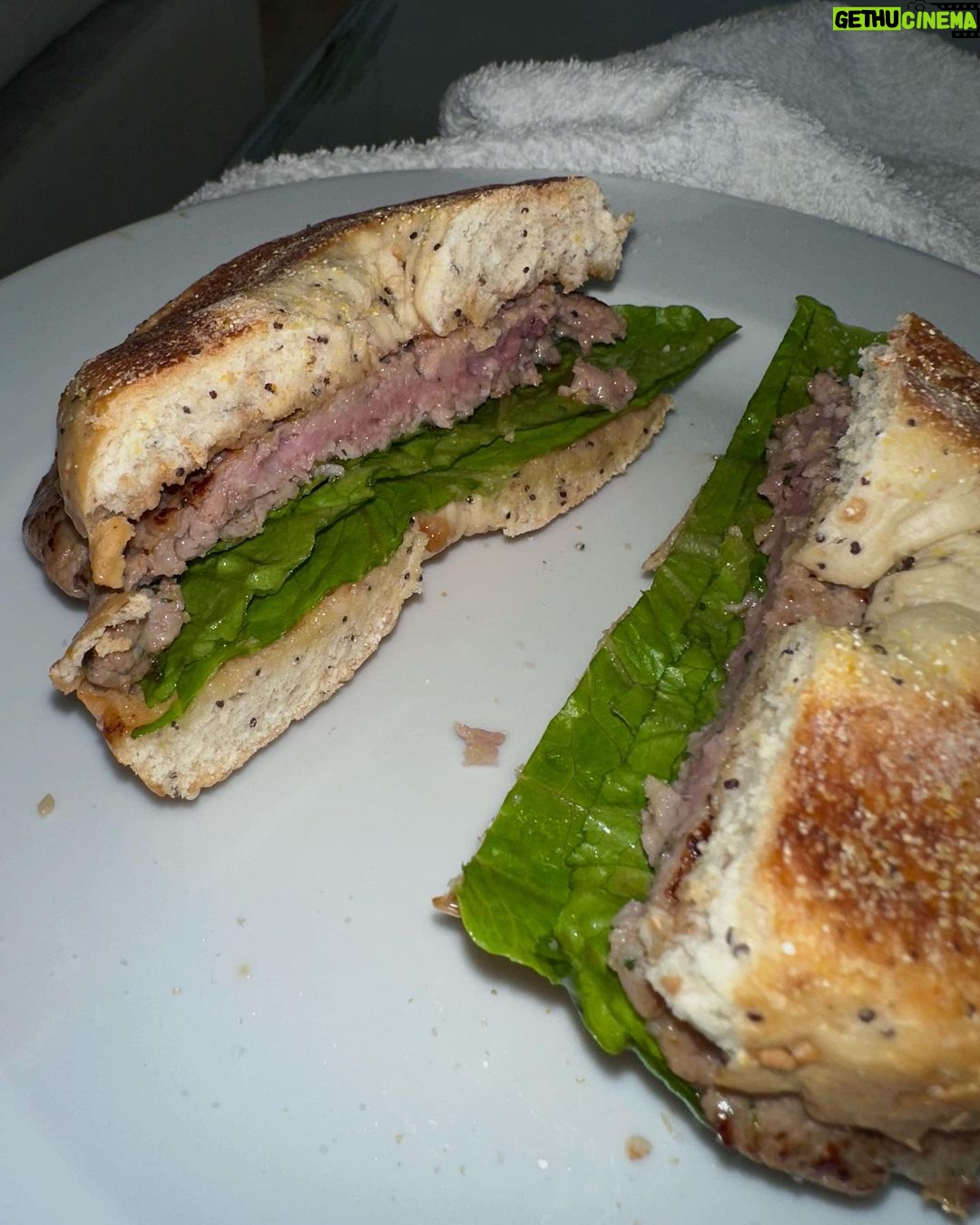 Paula Gonu Instagram - cuál te comerías ahora?? 1. nigiri de salmón flambeado con salsa picante 2. ensalada con pollo del burger king 3. desayuno con tus amigas de toda la vida 4. pollo con patatas al horno 5. noodles con furikake viendo succession🥹 6. ensalada de brotes verdes con burrata 7. hamburguesa casera con bagel en casita 8. platillos coreanos 9. tapas de baretillo en Madrid con tu madre y sus amigas 10. corazones de alcachofa al horno