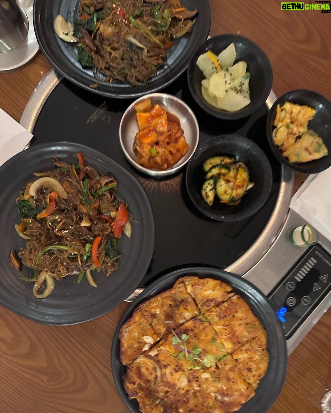 Paula Gonu Instagram - cuál te comerías ahora?? 1. nigiri de salmón flambeado con salsa picante 2. ensalada con pollo del burger king 3. desayuno con tus amigas de toda la vida 4. pollo con patatas al horno 5. noodles con furikake viendo succession🥹 6. ensalada de brotes verdes con burrata 7. hamburguesa casera con bagel en casita 8. platillos coreanos 9. tapas de baretillo en Madrid con tu madre y sus amigas 10. corazones de alcachofa al horno