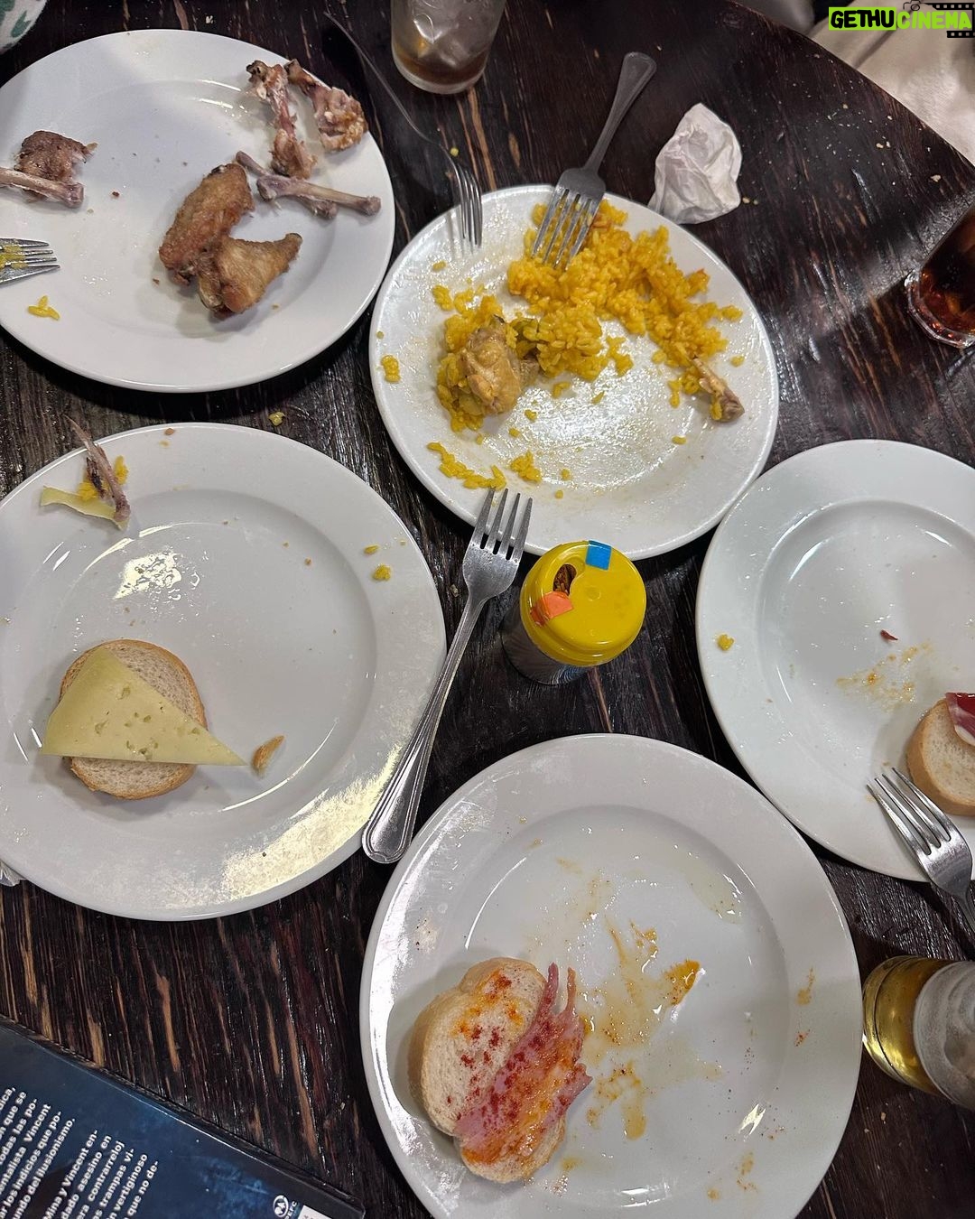Paula Gonu Instagram - cuál te comerías ahora?? 1. nigiri de salmón flambeado con salsa picante 2. ensalada con pollo del burger king 3. desayuno con tus amigas de toda la vida 4. pollo con patatas al horno 5. noodles con furikake viendo succession🥹 6. ensalada de brotes verdes con burrata 7. hamburguesa casera con bagel en casita 8. platillos coreanos 9. tapas de baretillo en Madrid con tu madre y sus amigas 10. corazones de alcachofa al horno