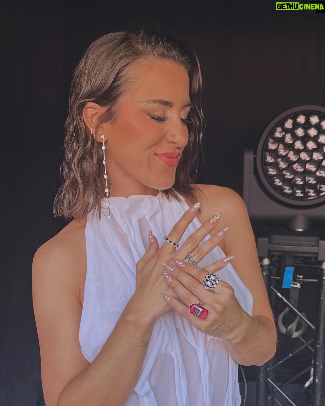 Paula Gonu - 181K Likes - 3 años y 3 veladas han pasado desde que estuve comentando la primera alfombra con mora y rauw (tercera foto)🫶🏽🫶🏽🫶🏽 NOS GUSTA EL LOOK?????